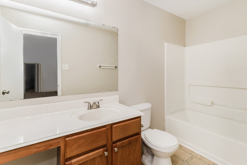 2,060/Mo, 13107 Gatton Park Drive Houston, TX 77066 Main Bathroom View