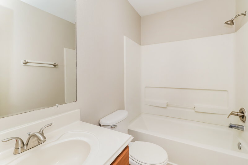 2,060/Mo, 13107 Gatton Park Drive Houston, TX 77066 Bathroom View