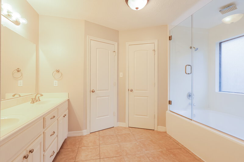 1,670/Mo, 612 Spruce Drive Conroe, TX 77302 Main Bathroom View