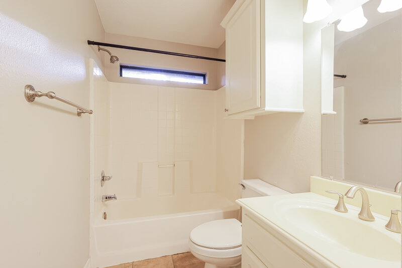 1,670/Mo, 612 Spruce Drive Conroe, TX 77302 Bathroom View