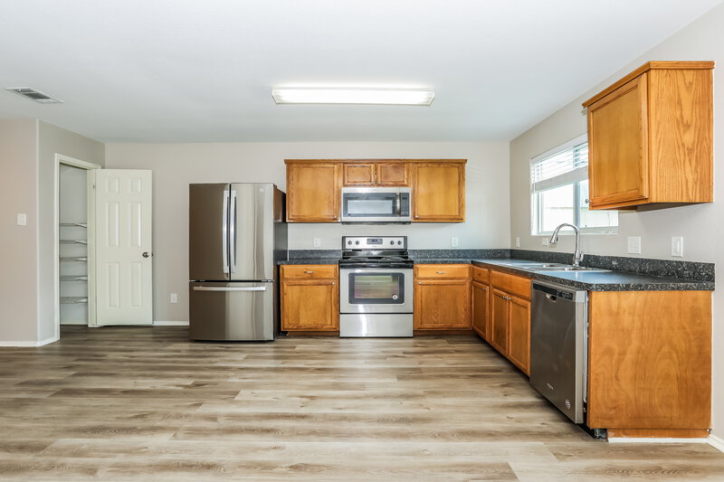 1,720/Mo, 16770 N Thrasher Dr Conroe, TX 77385 Kitchen View 2