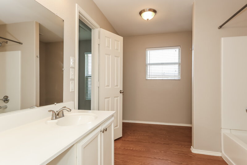 1,635/Mo, 16770 N Thrasher Dr Conroe, TX 77385 Main Bathroom View