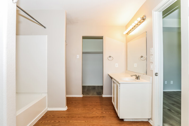 1,720/Mo, 16770 N Thrasher Dr Conroe, TX 77385 Main Bathroom View