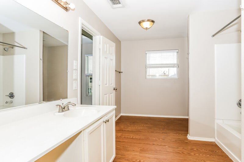 1,720/Mo, 16770 N Thrasher Dr Conroe, TX 77385 Main Bathroom View 2