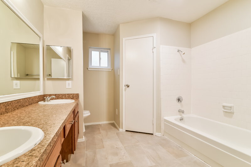 2,095/Mo, 19418 Navarro Mills Drive Tomball, TX 77375 Master Bathroom View