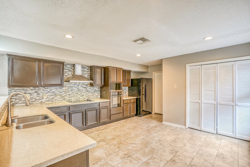 1,935/Mo, 12723 Ashford Knoll Houston, TX 77082 Kitchen View