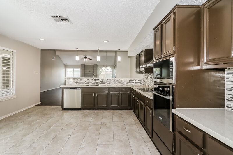 1,915/Mo, 12723 Ashford Knoll Houston, TX 77082 Kitchen View 2