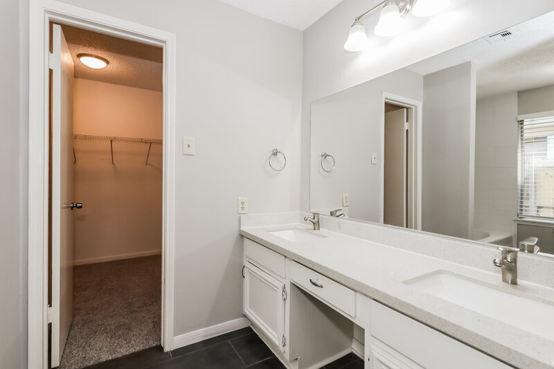 1,915/Mo, 12723 Ashford Knoll Houston, TX 77082 Main Bathroom View