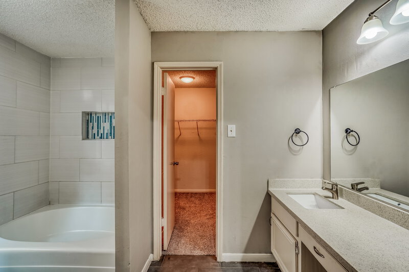 1,935/Mo, 12723 Ashford Knoll Houston, TX 77082 Main Bathroom View