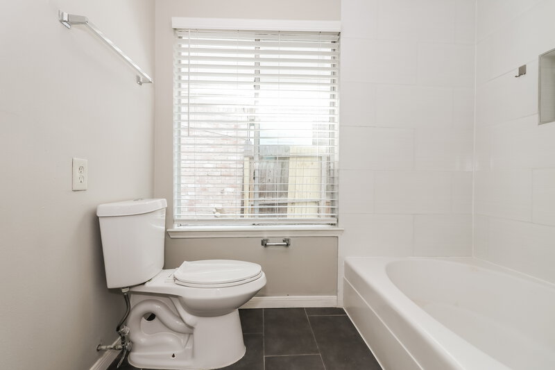 1,915/Mo, 12723 Ashford Knoll Houston, TX 77082 Main Bathroom View 2