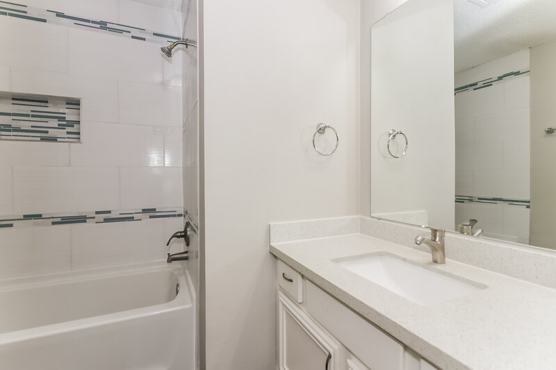 1,915/Mo, 12723 Ashford Knoll Houston, TX 77082 Bathroom View