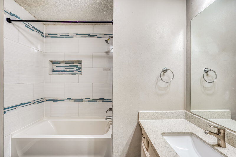 1,935/Mo, 12723 Ashford Knoll Houston, TX 77082 Bathroom View