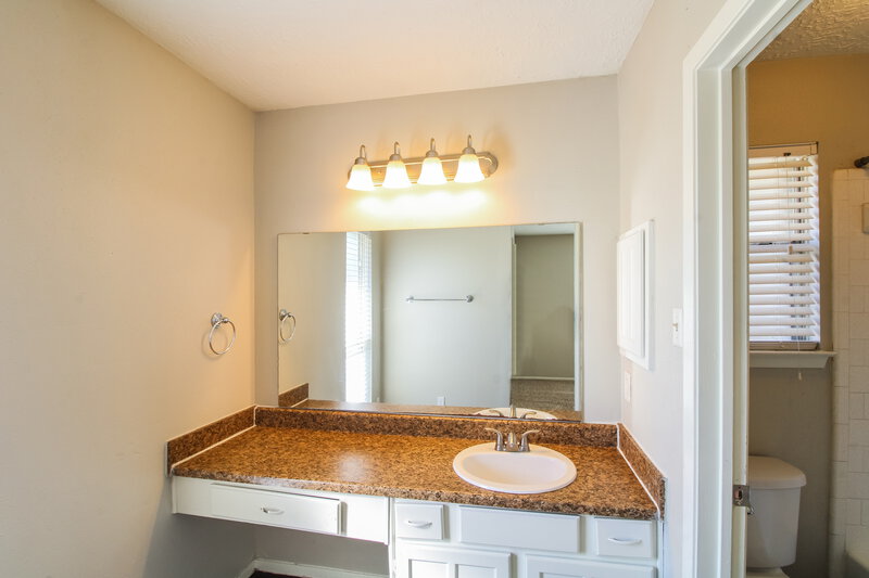1,565/Mo, 242 Maybrook Drive Houston, TX 77015 Main Bathroom View