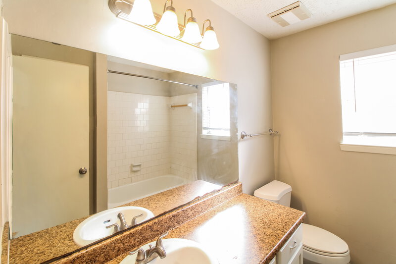1,565/Mo, 242 Maybrook Drive Houston, TX 77015 Bathroom View