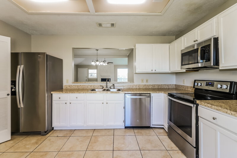 1,940/Mo, 8443 S Meadow Bird Circle Missouri City, TX 77489 Kitchen View 2