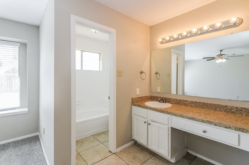 1,940/Mo, 8443 S Meadow Bird Circle Missouri City, TX 77489 Main Bathroom View