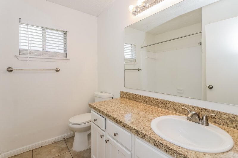 1,940/Mo, 8443 S Meadow Bird Circle Missouri City, TX 77489 Bathroom View 2