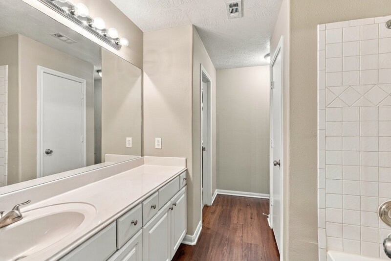 1,765/Mo, 13527 Ambrose Street Houston, TX 77045 Primary Bathroom View