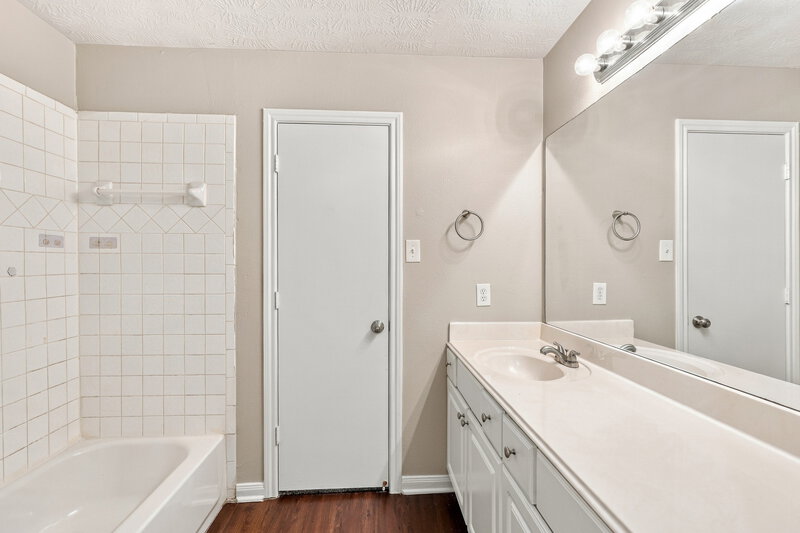 1,765/Mo, 13527 Ambrose Street Houston, TX 77045 Primary Bathroom View 2
