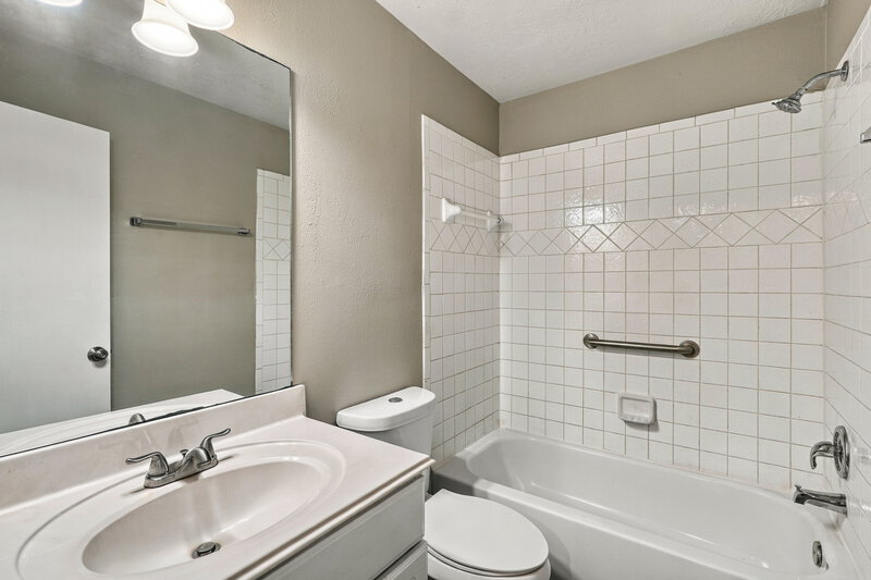 1,765/Mo, 13527 Ambrose Street Houston, TX 77045 Bathroom View