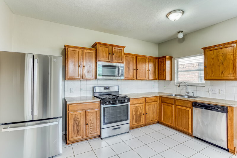 2,145/Mo, 15811 Granite Mountain Trail Houston, TX 77049 Kitchen View 2