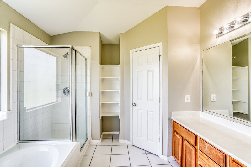 2,145/Mo, 15811 Granite Mountain Trail Houston, TX 77049 Main Bathroom View