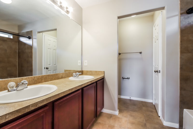 1,690/Mo, 9007 Sweet Blue Jasmine Lane Humble, TX 77338 Main Bathroom View