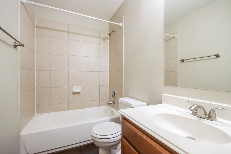 1,760/Mo, 12002 Green Butte Court Houston, TX 77044 Bathroom View