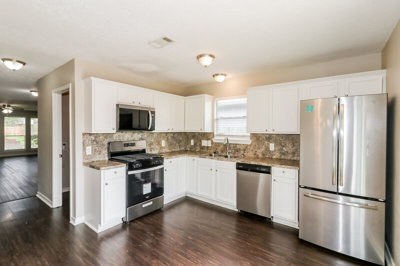 2,125/Mo, 16114 Purpleridge Court Houston, TX 77053 Kitchen View 2