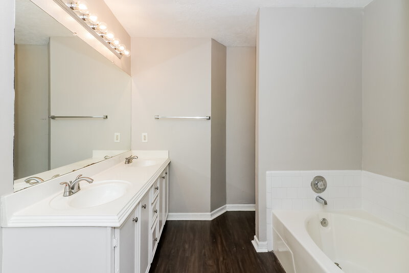 2,125/Mo, 16114 Purpleridge Court Houston, TX 77053 Main Bathroom View