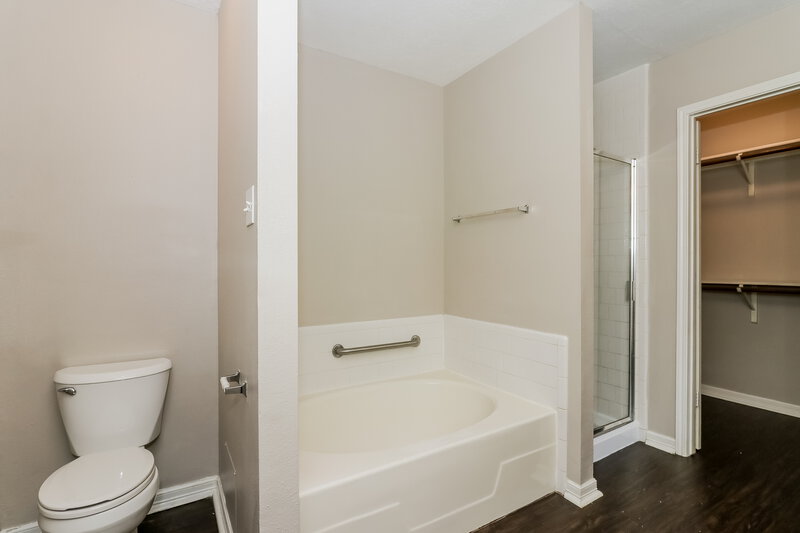 2,125/Mo, 16114 Purpleridge Court Houston, TX 77053 Main Bathroom View 2