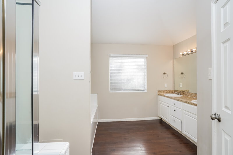 2,060/Mo, 25123 Shalford Drive Spring, TX 77389 Main Bathroom View