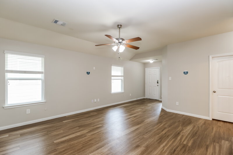 1,880/Mo, 10355 Leafy Autumn Path Houston, TX 77044 Living Room View 2