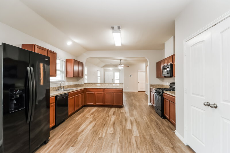 1,880/Mo, 10355 Leafy Autumn Path Houston, TX 77044 Kitchen View 2