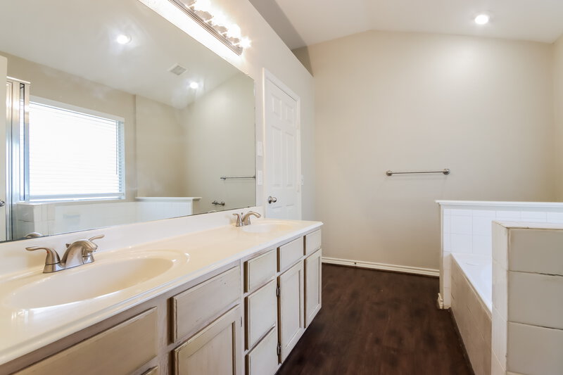1,920/Mo, 20722 Lake Park Trail Humble, TX 77346 Main Bathroom View