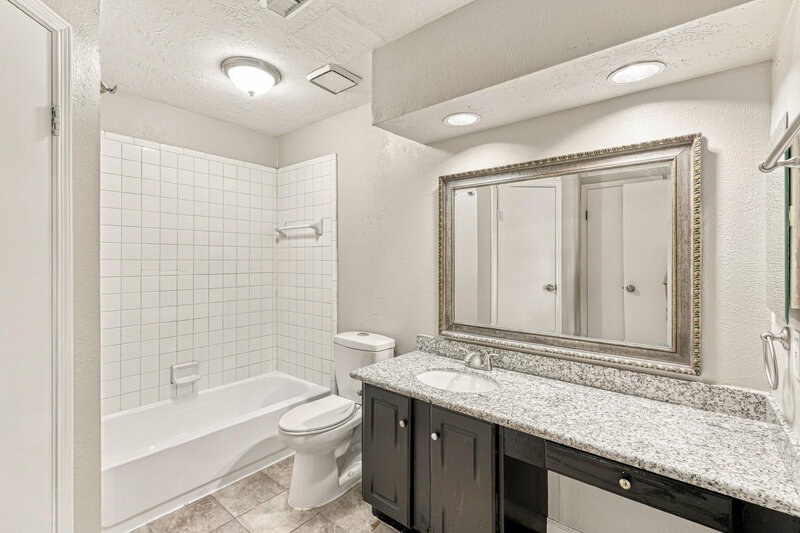 1,905/Mo, 7722 High Village Drive Houston, TX 77095 Primary Bathroom View