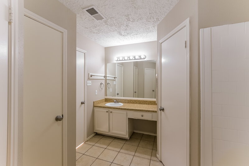 1,900/Mo, 18091 Forest Cedars Drive Houston, TX 77084 Main Bathroom View 2