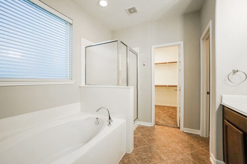 2,150/Mo, 17246 Lafayette Hollow Lane Humble, TX 77346 Main Bathroom View
