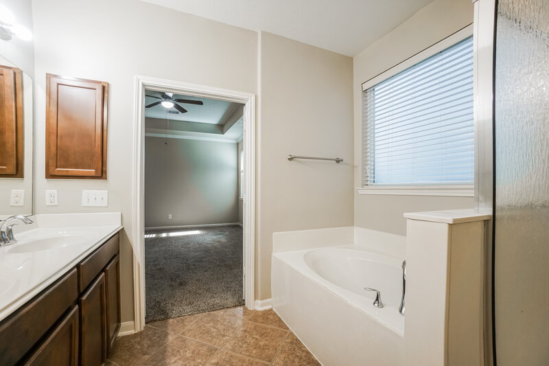 2,150/Mo, 17246 Lafayette Hollow Lane Humble, TX 77346 Main Bathroom View 2