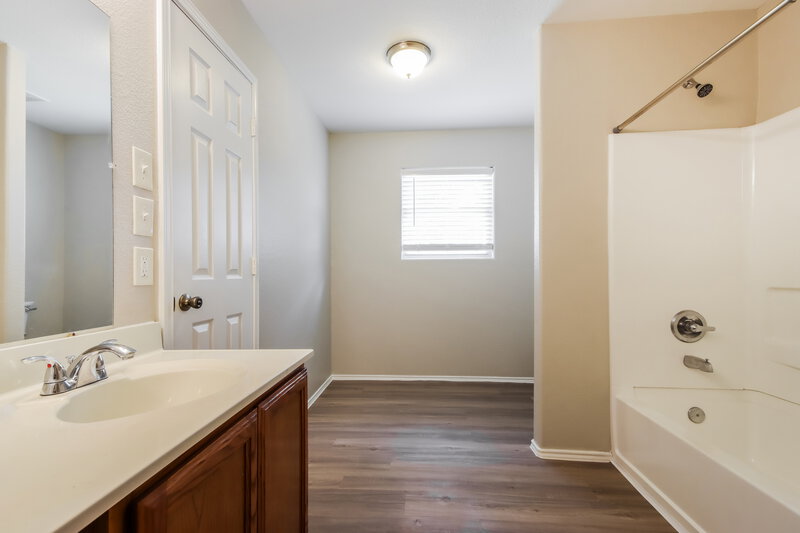 1,720/Mo, 16771 N Thrasher Drive Conroe, TX 77385 Main Bathroom View