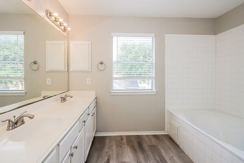 1,910/Mo, 3310 Tenaha Drive Houston, TX 77014 Main Bathroom View