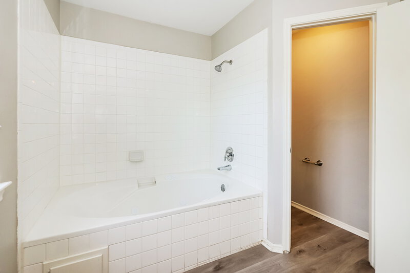 1,910/Mo, 3310 Tenaha Drive Houston, TX 77014 Main Bathroom View 2