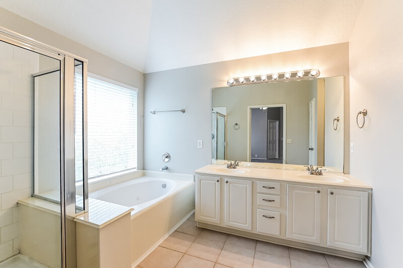 2,110/Mo, 19606 Winding Canyon Lane Katy, TX 77449 Main Bathroom View