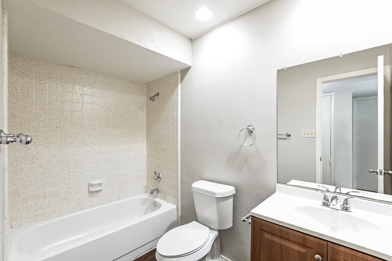 1,800/Mo, 2719 Killdeer Lane Humble, TX 77396 Main Bathroom View