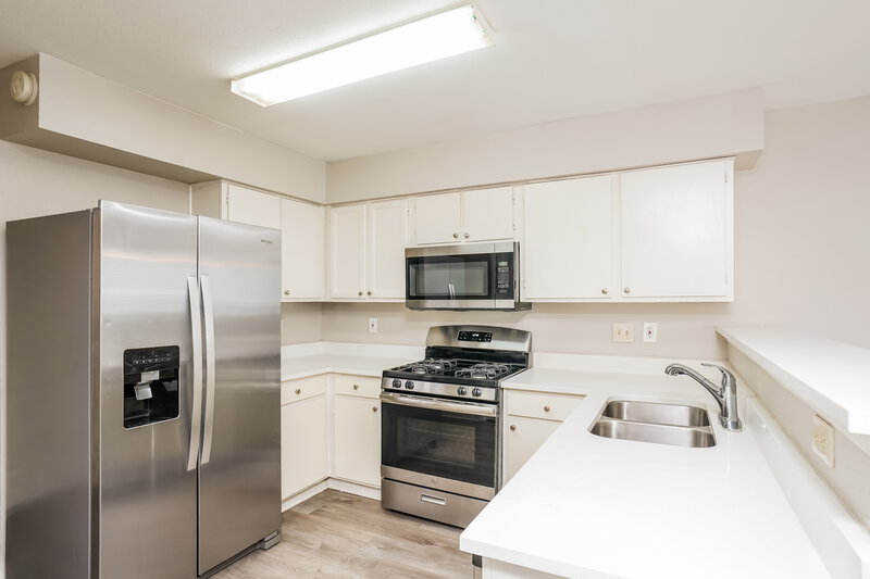 1,760/Mo, 5907 Beaconridge Drive Houston, TX 77053 Kitchen View