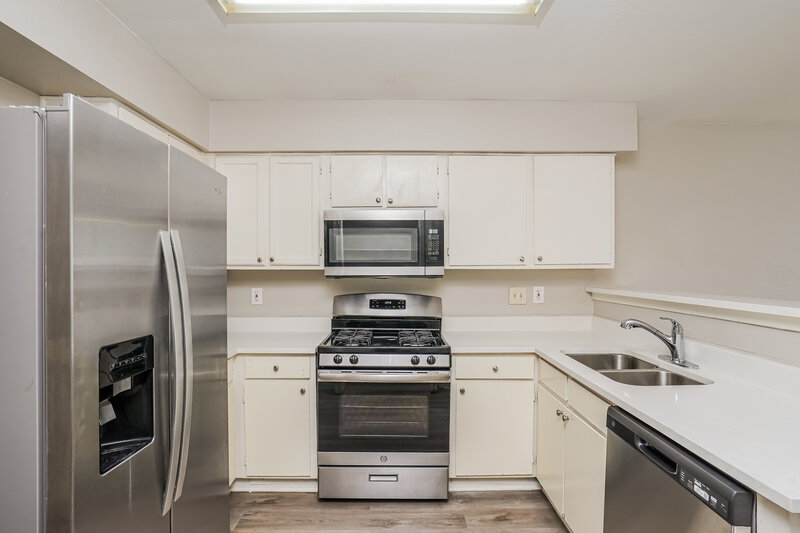 1,760/Mo, 5907 Beaconridge Drive Houston, TX 77053 Kitchen View 2