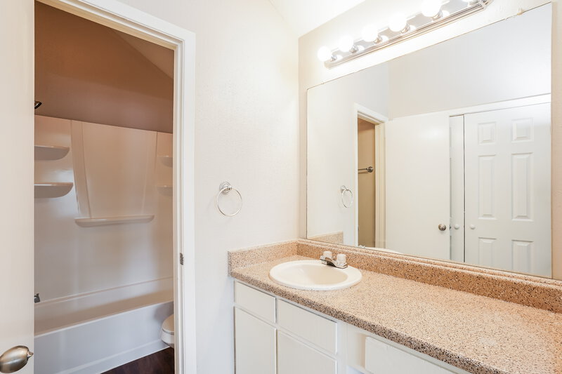 1,760/Mo, 5907 Beaconridge Drive Houston, TX 77053 Main Bathroom View
