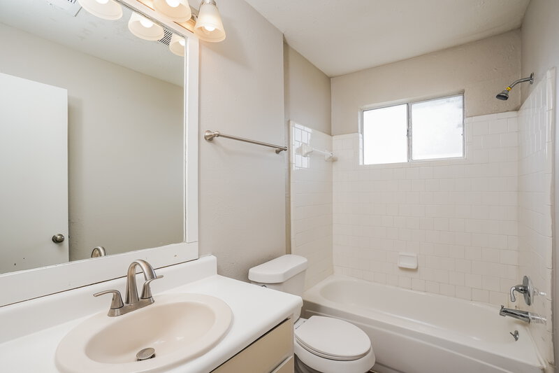 1,760/Mo, 5907 Beaconridge Drive Houston, TX 77053 Bathroom View