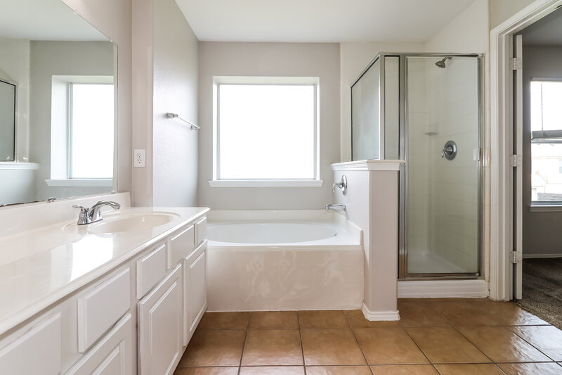 1,830/Mo, 20318 Clydesdale Ridge Drive Humble, TX 77338 Main Bathroom View