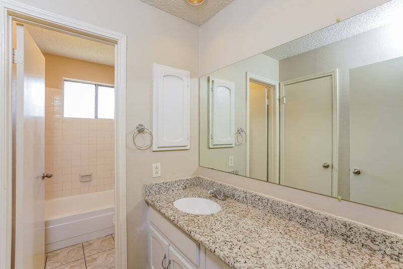 1,910/Mo, 17319 Huntersglen Circle Humble, TX 77396 Main Bathroom View